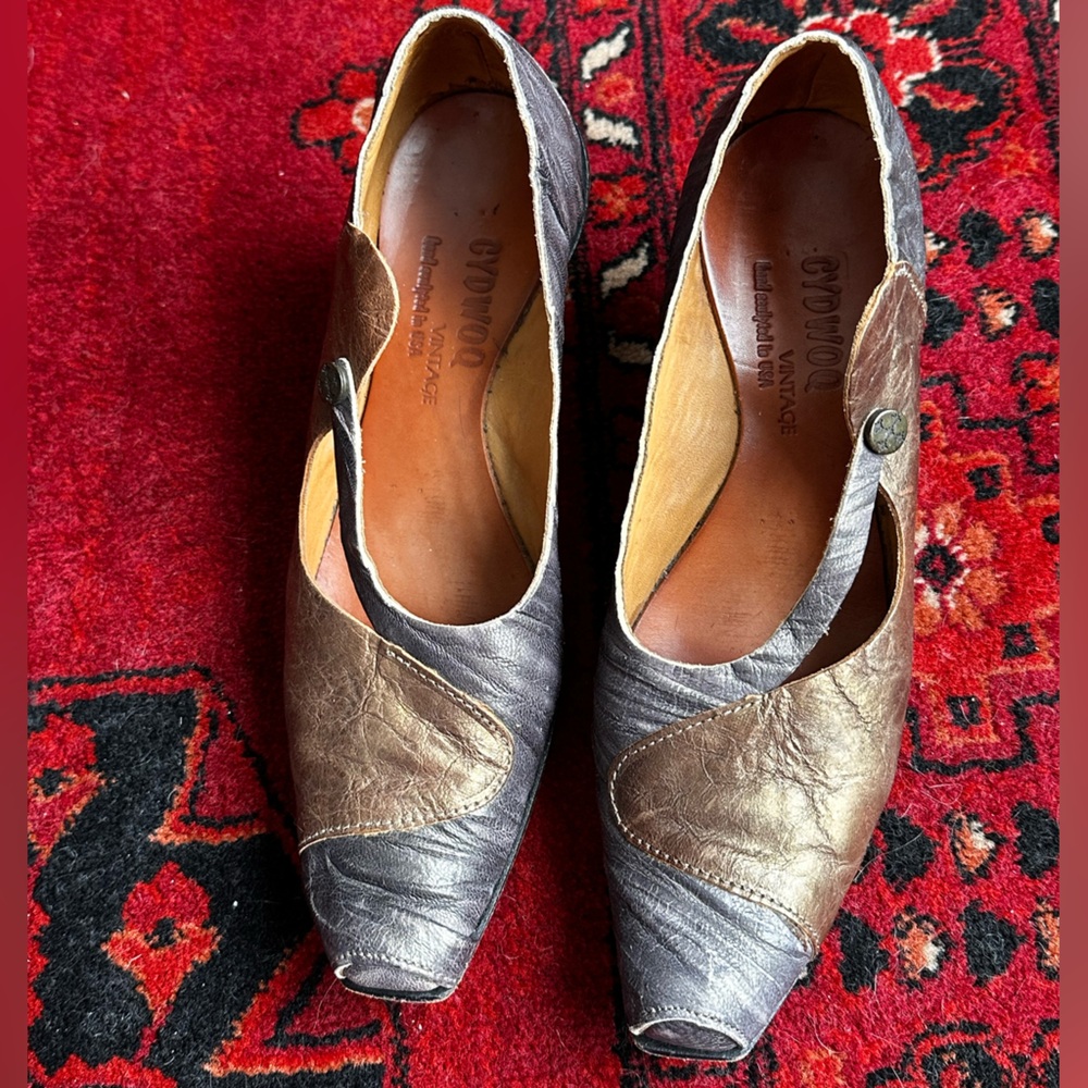 Cydwoq vintage handmade metallic leather kitten heel